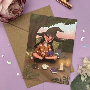 Postal de la Bruja del Tarot: Ilustración mágica con gato y lectura de cartas