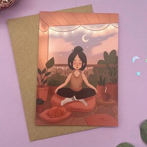 Cartolina “Meditazione serale sul balcone” – Momenti di tranquillità sotto la luna con un gatto, tè e luci scintillanti