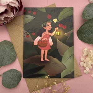 Niña gnomo con fresas - postal DIN A6