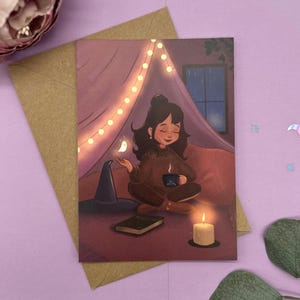 Postal Yoga Bruja acogedora - Ilustración Mindfulness DIN A6 - Autocuidado mágico con fantasma