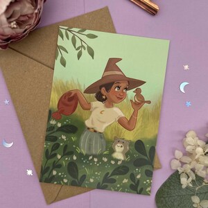 Cartolina "Giardinaggio da strega" - Scena magica in giardino con gatto - Illustrazione naturalistica DIN A6 - Regalo per gli amanti delle streghe