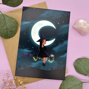 Postal de una bruja en una escoba bajo la luna - Mágica ruptura en el cielo nocturno - Ilustración de bruja DIN A6 - Regalo para soñadores de estrellas