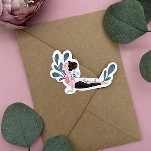 Może przedstawiać: Naklejka przedstawiająca kobietę w pozie jogi z tekstem "higher self" i kwiatowymi akcentami.