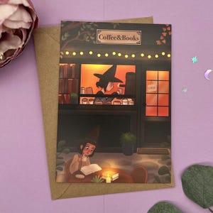 Carte postale du Witchy Coffeeshop | Sorcière avec livre et café | Illustration chaleureuse
