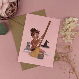 Cartolina con strega che accarezza la sua scopa - Illustrazione magica DIN A6 - Biglietto umoristico con strega e gatto - Regalo per amiche streghe
