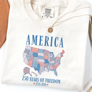 アメリカ独立250周年記念PNG画像、愛国的なアメリカ地図シャツデザイン、1776年独立記念日PNG画像、パッチワークアメリカDTFダウンロード