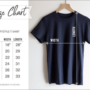 K&ouml;nnte beinhalten: Gr&ouml;&szlig;entabelle f&uuml;r ein Softstyle-T-Shirt. Die Tabelle zeigt die Breite und L&auml;nge in Zoll f&uuml;r die Gr&ouml;&szlig;en S, M, L, XL, 2XL und 3XL.