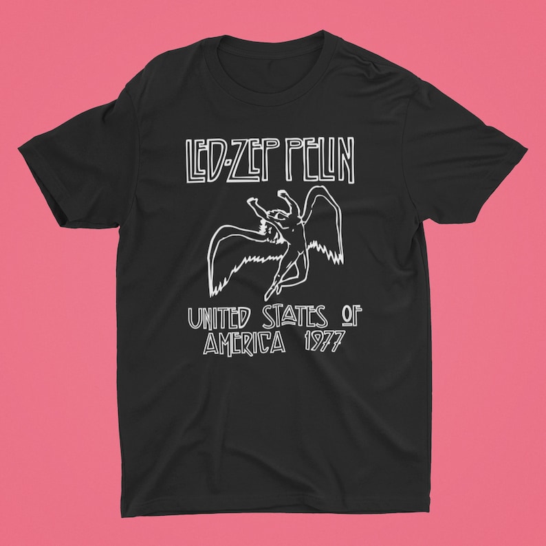 K&ouml;nnte beinhalten: Schwarzes T-Shirt mit einer wei&szlig;en Grafik einer gefl&uuml;gelten Figur und dem Text "LED-ZEP PELIN UNITED STATES OF AMERICA 1977".