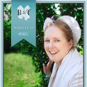 Puede incluir: Un gorro blanco con alambre y un adorno floral. El gorro lo lleva una persona con cabello castaño y se encuentra sobre un fondo de follaje verde.