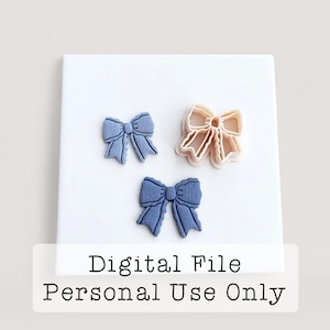 Puede incluir: Tres artículos en forma de lazo se muestran sobre una superficie blanca. Dos son lazos azules texturizados y uno es un cortador de galletas en forma de lazo beige. El texto "Digital File Personal Use Only" está en la parte inferior.