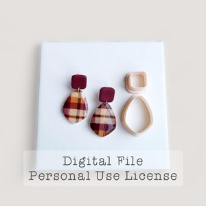 Puede incluir: Pendientes con una parte superior cuadrada burdeos y una forma de lágrima a cuadros. También hay dos cortadores de pendientes, uno cuadrado y otro en forma de lágrima. El texto "Digital File Personal Use License" se muestra en la parte inferior.