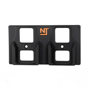 Op de afbeelding: Zwarte wandbevestiging met twee sleuven om items vast te houden. De bevestiging heeft de letters "NT" in oranje op de voorkant.