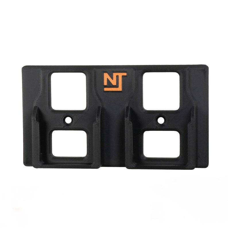 Op de afbeelding: Zwarte wandbevestiging met twee sleuven om items vast te houden. De bevestiging heeft de letters "NT" in oranje op de voorkant.