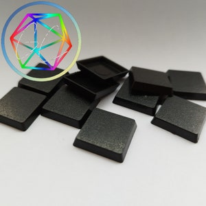 Zestaw 10/20 x 25 mm kwadratowych podstawek gładkich i z otworami do gier wojennych