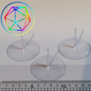 Può includere: Tre supporti di esposizione in plastica trasparente con una base rotonda e un palo in plastica trasparente. I supporti hanno un diametro di circa 5 cm.