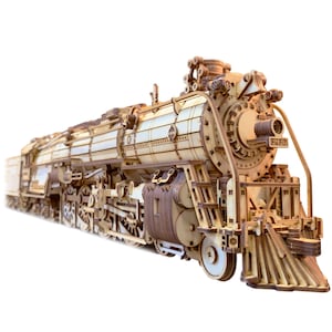 Op de afbeelding: Een gedetailleerd houten model van een vintage stoomlocomotief met ingewikkelde details en een realistisch ontwerp. Het model is gemaakt van natuurlijk hout en heeft een bruin en beige kleurenschema.