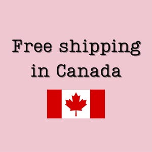 Puede incluir: Texto "Env&iacute;o gratuito en Canad&aacute;" en fuente serif sobre fondo rosa claro. Debajo, la bandera canadiense con una hoja de arce roja sobre un cuadrado blanco entre barras rojas verticales.