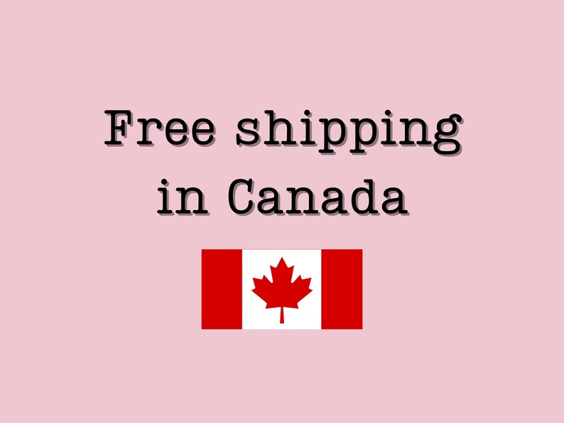 Puede incluir: Texto "Env&iacute;o gratuito en Canad&aacute;" en fuente serif sobre fondo rosa claro. Debajo, la bandera canadiense con una hoja de arce roja sobre un cuadrado blanco entre barras rojas verticales.