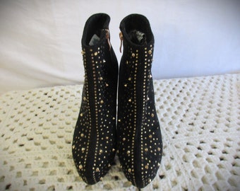 Size 7.5 FUNKY Black Suede/Gold Studded Pointed Toe Ankle Boots 5" High Flared Heels 70s 80s 90s Y2K Mod Gothic Grunge Boho Hippy Rocker