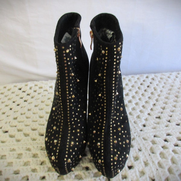 Size 7.5 FUNKY Black Suede/Gold Studded Pointed Toe Ankle Boots 5" High Flared Heels 70s 80s 90s Y2K Mod Gothic Grunge Boho Hippy Rocker