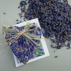 Lavendelherz, 3-er Set mit kleiner Grußkarte, Lavendel aus eigenem Anbau, beidseitig geklebt, mit kleiner Grußkarte, Öse zum Aufhängen