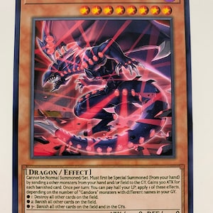 Peut inclure: Une carte de jeu de cartes &agrave; collectionner Yu-Gi-Oh! noire et rouge repr&eacute;sentant "Gandora Giga Rays the Dragon of Destruction". La carte repr&eacute;sente un dragon noir avec des yeux rouges et des faisceaux de lumi&egrave;re rouge &eacute;manant de son corps. Le texte de la carte d&eacute;crit l'effet d'invocation sp&eacute;ciale du dragon et ses pouvoirs puissants.