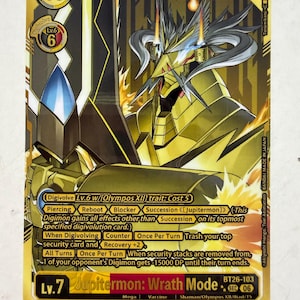 Puede incluir: Una carta coleccionable de Digimon de color dorado con el personaje Jupitermon: Wrath Mode. La carta muestra un Digimon de nivel 7, 16000 DP, mega vacuna con texto que detalla sus habilidades, incluyendo Piercing, Reboot, Blocker y Recovery +2.