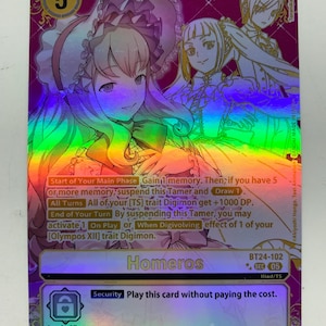 Peut inclure: Une carte à collectionner holographique avec un fond rose présente des illustrations de personnages de style anime. La carte porte le numéro 5 dans un cercle doré, le nom "Homeros" et du texte décrivant les effets du jeu. La carte fait partie de l'ensemble "Iliad/TS".
