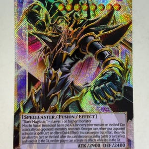 Może przedstawiać: Holograficzna karta kolekcjonerska Yu-Gi-Oh! zatytułowana Dark Paladin - Wave-Motion. Karta przedstawia postać czarodzieja w ciemnej zbroi ze złotymi akcentami, na tle mieniącej się, wielokolorowej folii z tekstem opisującym zdolności karty.