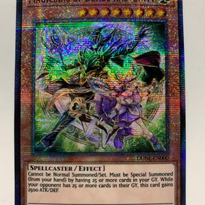 Peut inclure: Une carte à collectionner holographique intitulée "Magiciens des Liens et de l'Unité". La carte présente une illustration détaillée de deux personnages en tenue violette et verte, avec le texte "SPELLCASTER / EFFECT" et des détails du jeu. La carte a une cote ATK/DEF de 2500.