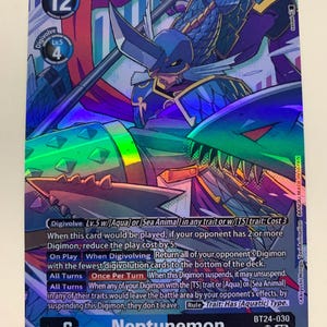 Peut inclure: Carte de jeu Digimon holographique avec Neptunemon, un Digimon Vaccine de niveau Mega. La carte montre un guerrier aquatique bleu et violet avec un trident et le texte "Neptunemon". Le coût de jeu de la carte est de 12.