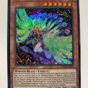 Può includere: Una tazza di ceramica bianca con manico nero e la scritta "But First, Coffee" in nero, in grassetto. La tazza è su una superficie bianca. La tazza è alta circa 10 cm.