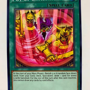 Puede incluir: Una carta roja y dorada con el texto "Pot of Extravagance" y "Spell Card" sobre un fondo verde. La carta representa tres figuras esqueléticas en un vórtice de energía roja giratorio. El texto de la carta dice: "Al comienzo de tu Main Phase 1: Destierra 3 o 6 cartas boca abajo al azar de tu Deck Extra, boca abajo; roba 1 carta por cada 3 cartas desterradas. Por el resto de este turno después de que esta carta se resuelva, no puedes robar cartas por los efectos de las cartas."