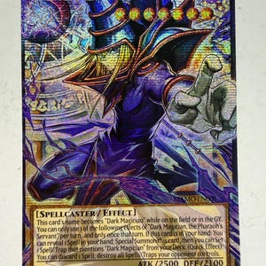 Op de afbeelding: Een holografische Yu-Gi-Oh! ruilkaart getiteld Dark Magician, The Pharaoh's Servant. De kaart toont een in paars geklede magiër met een puntmuts, omringd door magische energie-effecten, met gedetailleerde tekst en statistieken onderaan.