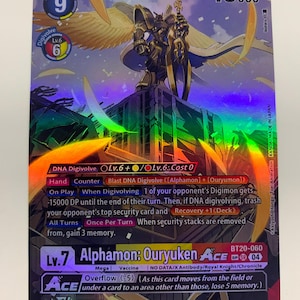 Peut inclure: Une carte à collectionner représentant un monstre numérique, Alphamon: Ouryuken Ace, de la franchise Digimon. La carte est une carte holographique dorée et bleue avec une bordure noire. La carte est une carte de niveau 7 avec un niveau de puissance de 16 000. La carte a un fond bleu et or avec une image d'Alphamon: Ouryuken Ace au centre. La carte a une bordure noire avec le texte "Alphamon: Ouryuken Ace" en lettres blanches. La carte a également le texte "BT20-060" dans le coin inférieur droit.