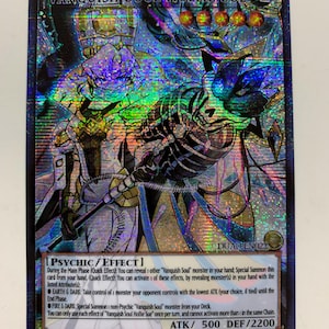 以下が含まれることがあります： キャラクター「Vanquish Soul Hollie Sue」が描かれたホログラフィックトレーディングカード。カードは、白と金の衣装を着たキャラクターの詳細なアートワークを備えた、カラフルで虹色のデザインです。カードテキストには「PSYCHIC/EFFECT」やその他のゲームの詳細が含まれています。