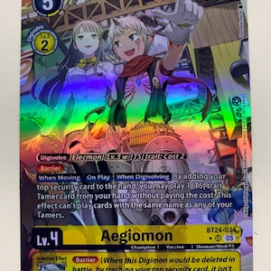 Peut inclure: Une carte à collectionner Digimon holographique avec deux personnages de style anime. La carte affiche le nom "Aegiomon" et des informations de jeu. La carte a une bordure jaune et noire avec le numéro "4" en bas à gauche.