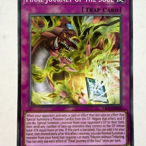 Może przedstawiać: Fioletowa karta kolekcjonerska Yu-Gi-Oh! zatytułowana Final Journey of the Soul. Karta przedstawia czerwonego, wężowatego potwora otoczonego zieloną energią, z mniejszą ilustracją karty na pierwszym planie. Pole tekstowe opisuje efekt karty.