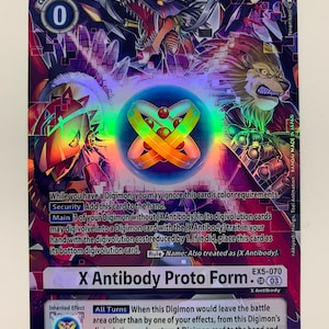 Puede incluir: Una carta de comercio holográfica con un personaje Digimon morado, rojo y azul con el texto "X Antibody Proto Form" y "EX5-070" en la carta. La carta tiene un coste de 0 y un efecto heredado.