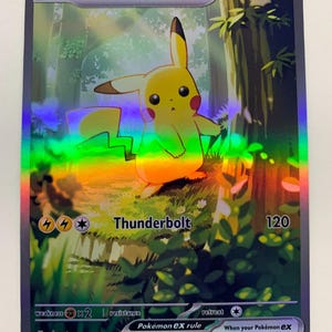 Puede incluir: Carta coleccionable Pokémon Pikachu EX holográfica. Presenta a Pikachu amarillo con orejas con puntas negras y cola de rayo. El texto "Thunderbolt" y "200" con un símbolo de rayo son visibles. Fondo de bosque.