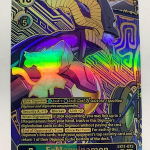 Peut inclure: Carte de collection Digimon holographique représentant ExMaquinamon. La carte présente une palette de couleurs violet, bleu et or avec une illustration détaillée d'une créature robotique. La carte comprend du texte indiquant son niveau, ses capacités et sa mécanique de jeu.