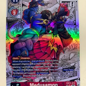 Peut inclure: Carte de jeu Digimon holographique avec Medusamon, un Virus de niveau Méga. La carte présente un design vibrant avec des accents bleus, rouges et verts, ainsi que du texte de jeu et une désignation de niveau 6.