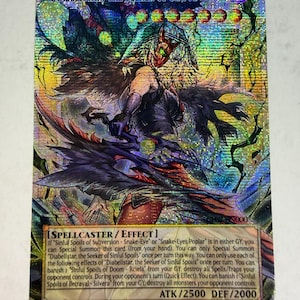 Peut inclure: Une carte à collectionner Yu-Gi-Oh! holographique intitulée Diabellstar, the Seeker of Sinful Spoils. La carte représente un personnage avec un masque rouge, des ailes sombres et une grande lame, sur un fond brillant multicolore avec du texte.