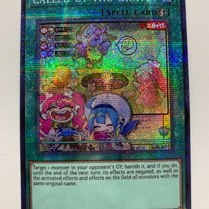 Op de afbeelding: Een blauwe en groene kaart met een holografische afwerking. De kaart heeft de titel "Called by the Grave" en is een spreukkaart. De kaart toont een cartoonafbeelding van een groep monsters. De kaarttekst luidt: "Doel 1 monster in de GY van je tegenstander; verbann het, en als je dat doet, tot het einde van de volgende beurt, worden zijn effecten genegeerd, evenals de geactiveerde effecten en effecten op het veld van monsters met dezelfde oorspronkelijke naam."