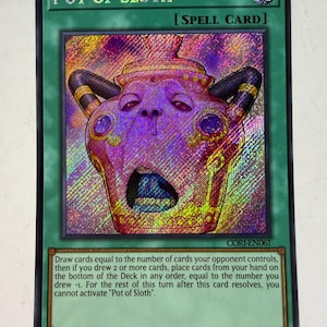Puede incluir: Una carta coleccionable Yu-Gi-Oh! verde titulada Pot of Sloth, una carta mágica con acabado holográfico. La ilustración central muestra una criatura morada con forma de vasija, boca abierta, dos cuernos oscuros y superficie brillante.