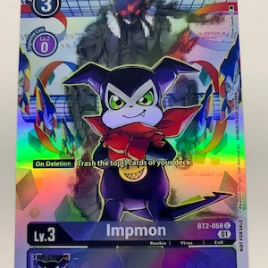 Puede incluir: Carta coleccionable holográfica de Digimon con Impmon, criatura morada con bufanda roja. La carta muestra el logo de Digimon, nivel y estadísticas. Texto: "On Deletion" y "Trash the top 3 cards of your deck."