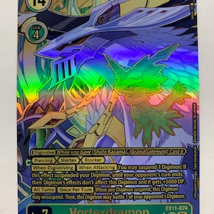 Peut inclure: Carte de collection Digimon holographique avec Vortexdramon. La carte présente un schéma de couleurs bleu, violet et vert avec le chiffre 14 et 14 000 DP. Le texte de la carte comprend "Digivolve", "Piercing" et "Vortex".