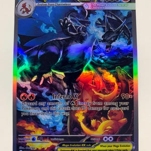 Puede incluir: Una carta holográfica de Pokémon Mega Charizard X EX. La carta presenta un gran dragón negro y azul con detalles de fuego. El texto de la carta incluye "Inferno X" y "Mega Evolution EX rule". Es una carta de etapa 2.