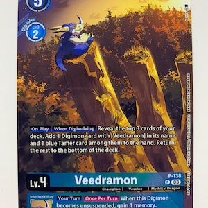 Peut inclure: Une carte Digimon Veedramon bleue et blanche avec un fond violet. La carte a un niveau de puissance de 5000 et un coût de jeu de 5. Le texte de la carte se lit comme suit : "En jeu Lorsque l'évolution se produit Révélez les 3 cartes du dessus de votre deck. Ajoutez 1 carte Digimon avec [Veedramon] dans son nom et 1 carte Dresseur bleue parmi elles à la main. Retournez le reste au fond du deck."