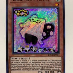 以下が含まれることがあります： キャラクター「Marshmao Yummy」をフィーチャーしたホログラフィックトレーディングカード。カードは、漫画のマシュマロキャラクターとカラフルでキラキラした背景を持っています。カードのテキストには「Yummy」とゲームの説明が含まれています。カードは1st Editionです。